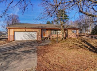 906 Hillcrest Dr, Monett, MO 65708