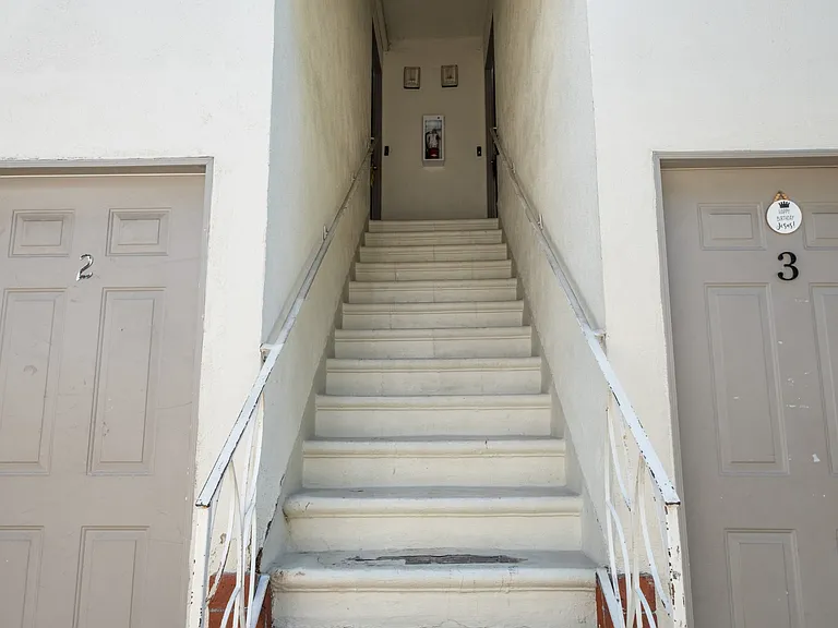 710 E 6th St #6 — Photo 18