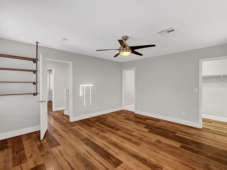 812 Sistine St — Photo 23