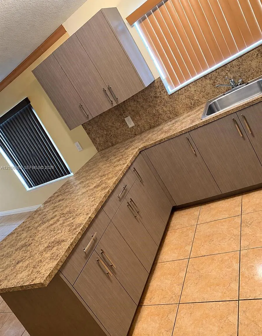 3 bed, 2.0 bath, 1216 sqft, $3,200 — Photo 2