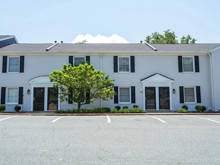 Blue Ridge Crossing Apartments & Townhomes — Photo 36