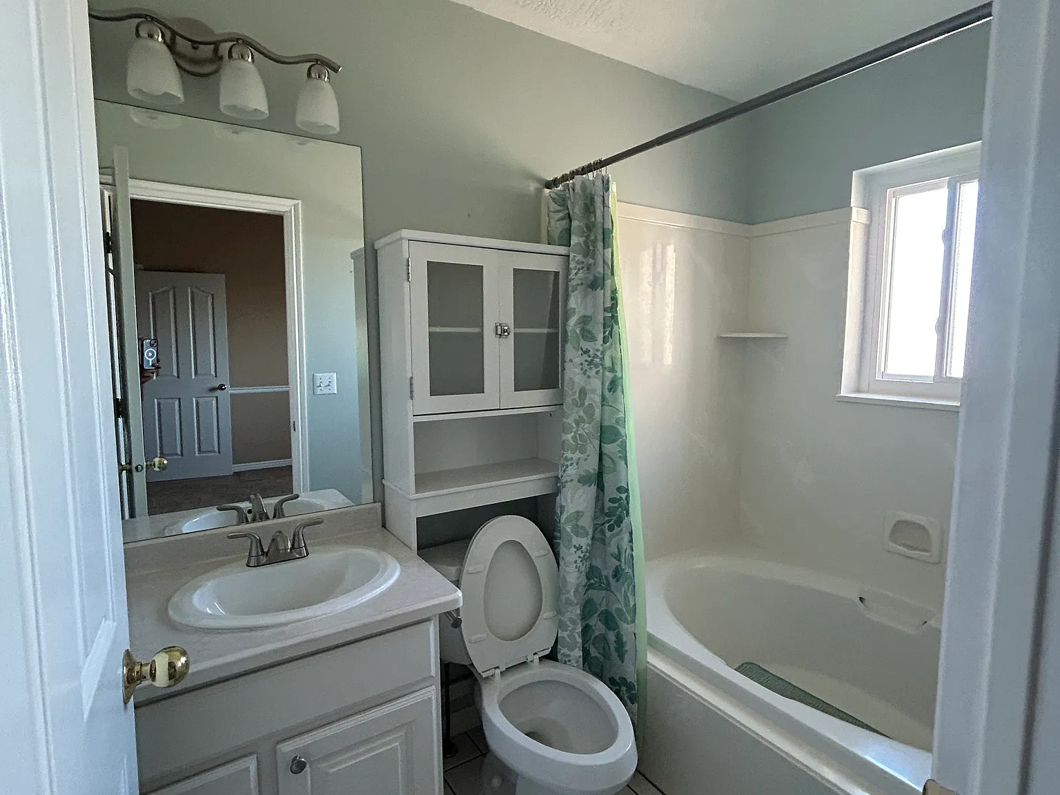 3 bed, 1200 sqft, $2,400 — Photo 4