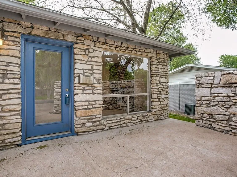 2313 La Casa Dr #B — Photo 2