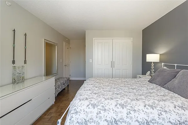 Sold by R New York | media 5