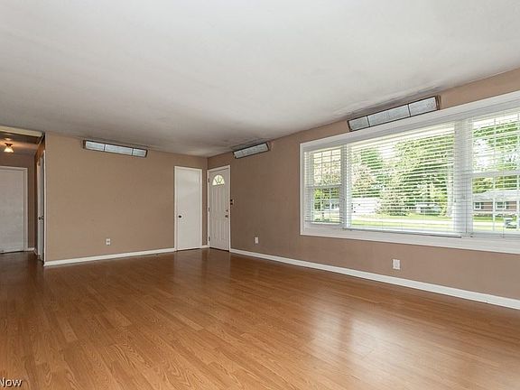 3rd image of 5821 Birchwood Dr