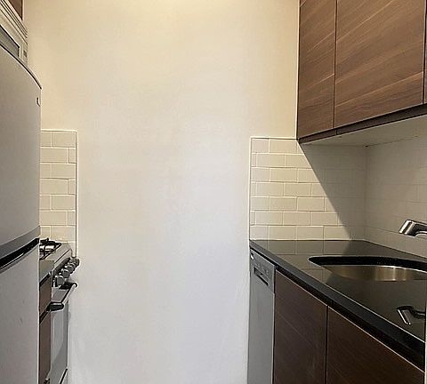 5th image of 28 E 11th St APT 2F