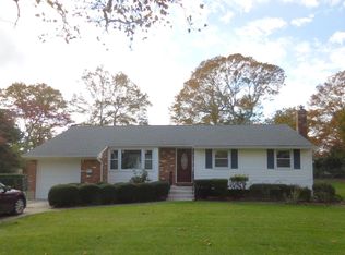 18 Del Pl, Hauppauge, NY 11788