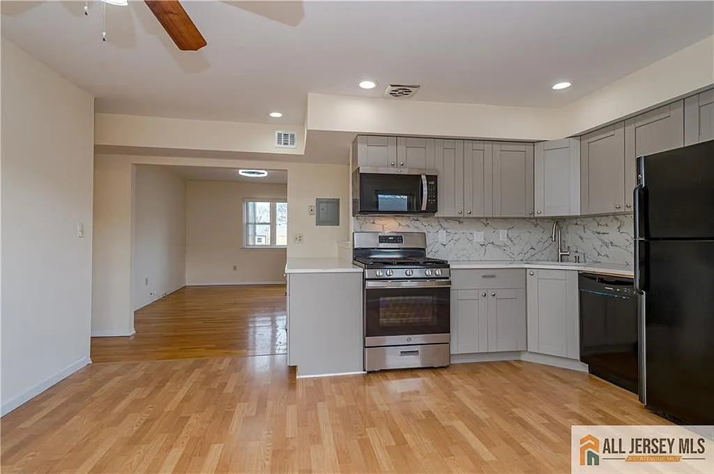 Building Photo - 161 Evergreen Rd