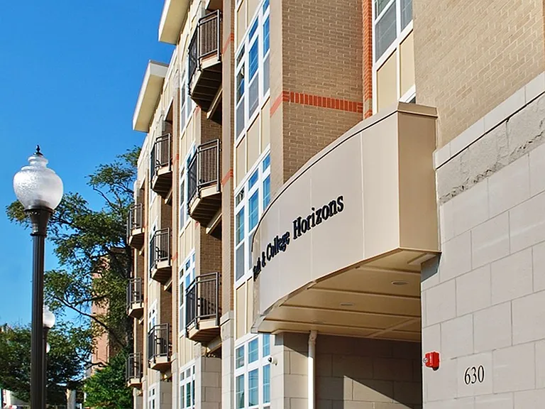 Tenth & College Horizons Apartments — Photo 9