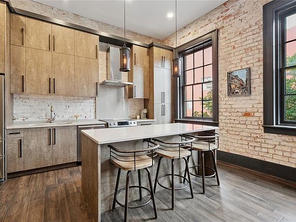 3rd image of 448 Julia St APT 204