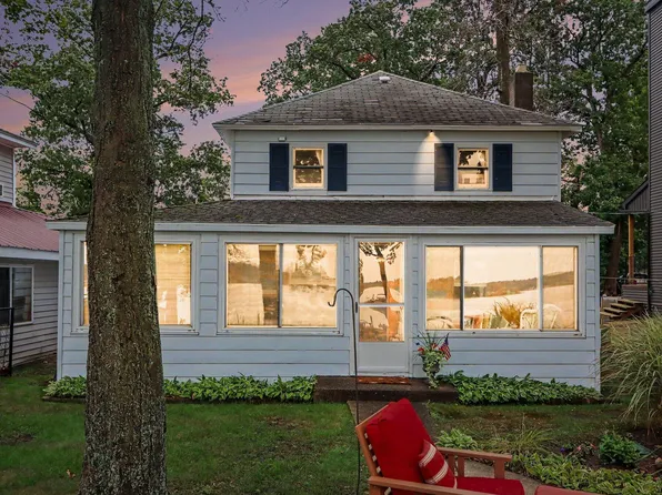 11110 E Shore Dr, Delton, MI 49046