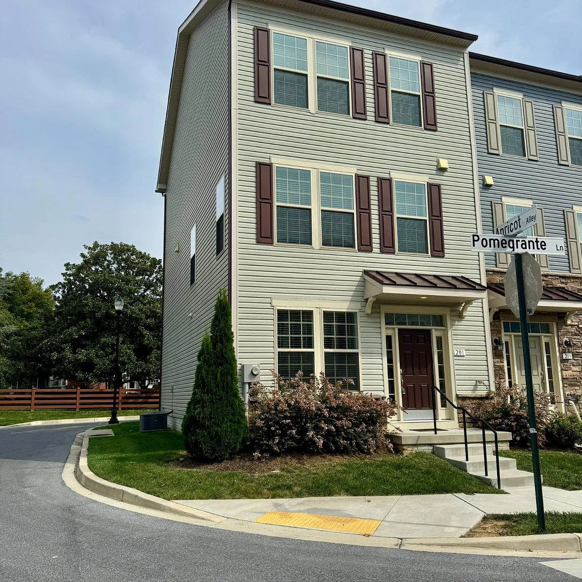 4 bed, 2.5 bath, 1980 sqft, $2,900 — Photo 1