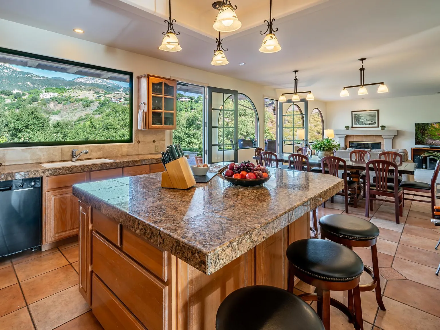 6 bed, 5.0 bath, 3587 sqft, $18,000 — Photo 3