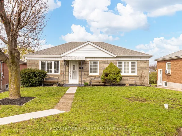 18 Fairweather Rd, Toronto, ON M6M 4C7