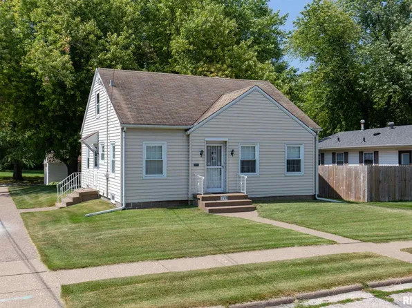 1729 2nd St, Moline, IL 61265