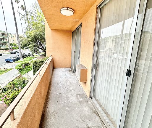 3rd image of 980 Menlo Ave #102
