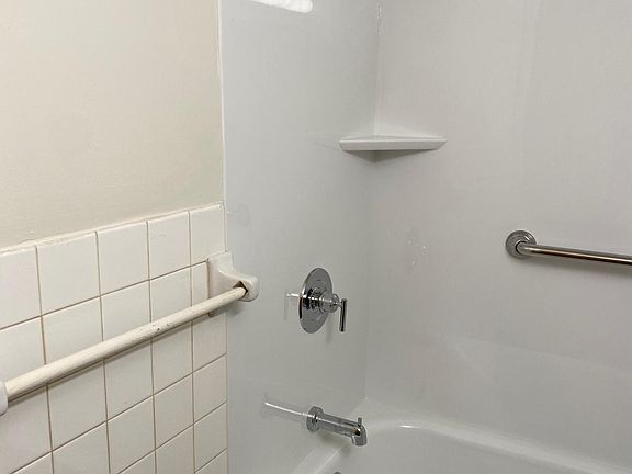 3rd image of 115 S Rocky River Dr APT 208