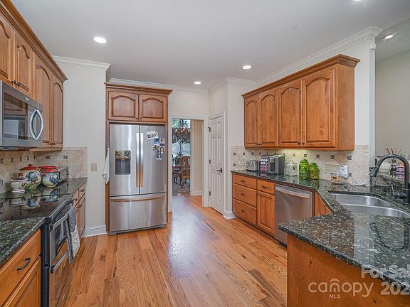 4th image of 116 English Ivy Ln