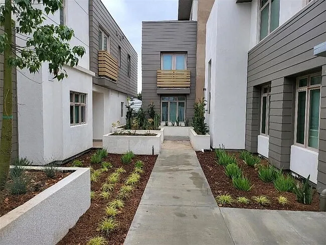 2 bed, 2.5 bath, 1075 sqft, $3,380 — Photo 4