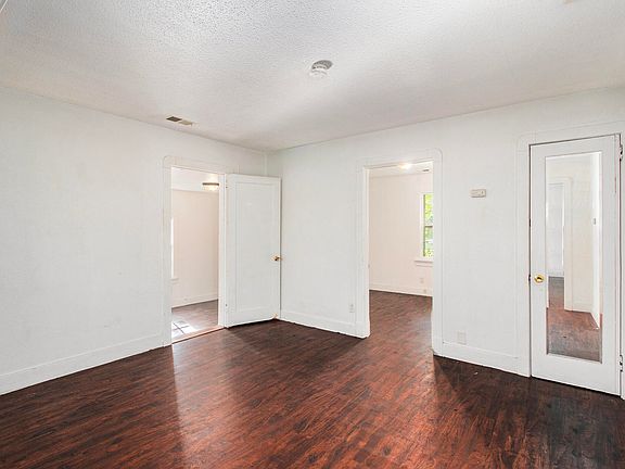 5th image of 2317 Hoyt St