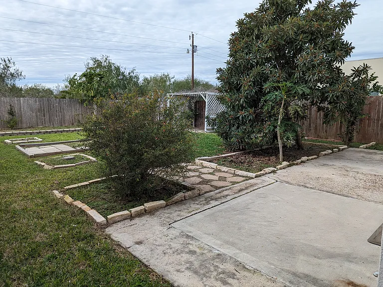 5211 Shalom Dr — Photo 38