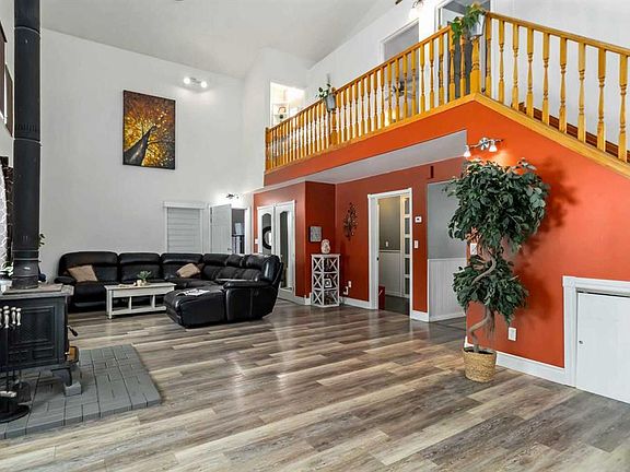 5th image of 54 E Poplar Cres