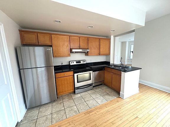 3rd image of 211 W 9th St #1