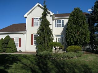 12 Grist Mill Ln, Franklin Park, NJ 08823