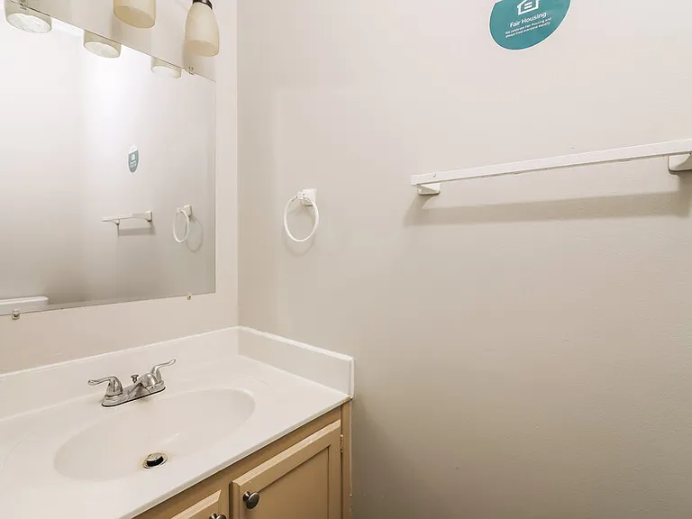 1004 Silverbell Ln — Photo 16
