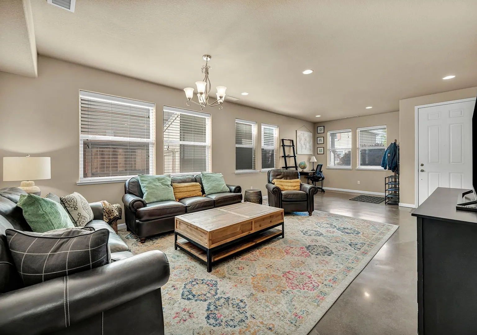 Value-Packed 4 Bedroom Home With Large Walk-In Closets Near Unr — Photo 1