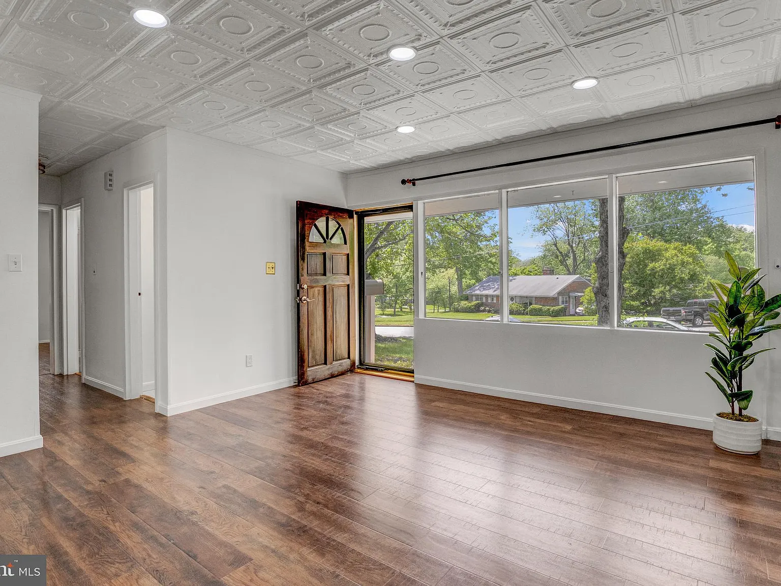 3 bed, 1.5 bath, 1204 sqft, $3,050 — Photo 2