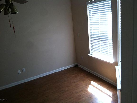 4th image of 44 Fox Valley Dr