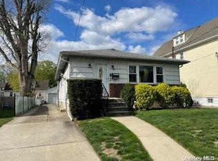 42 Wood St, Lynbrook, NY 11563