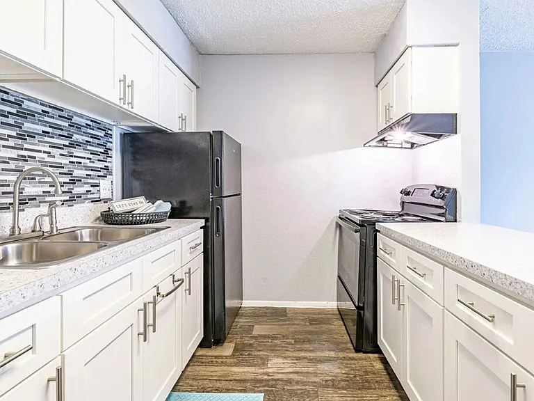 Lakewood Oaks Apartments — Photo 17