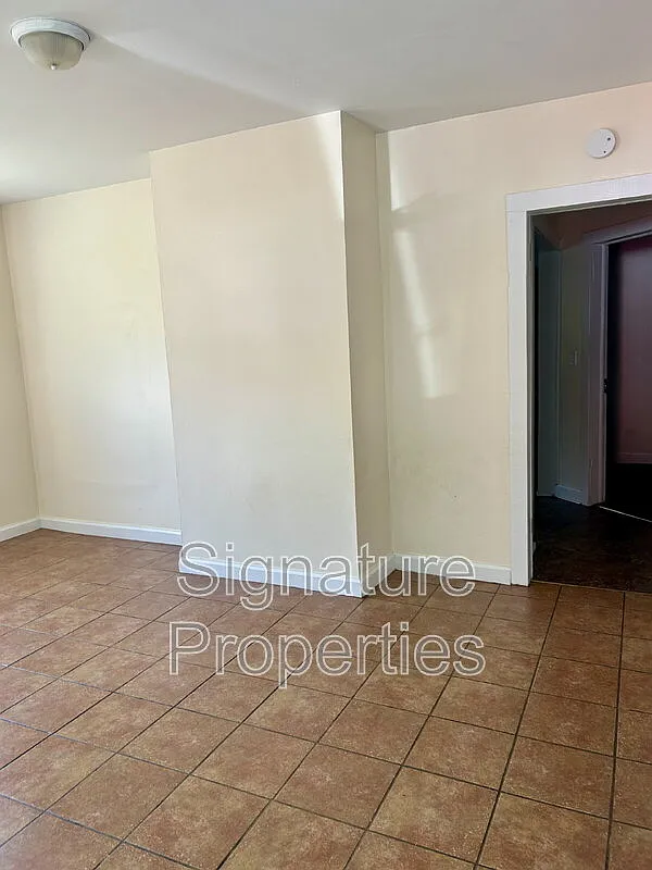 2 bed, 1.0 bath, 768 sqft, $900 — Photo 2