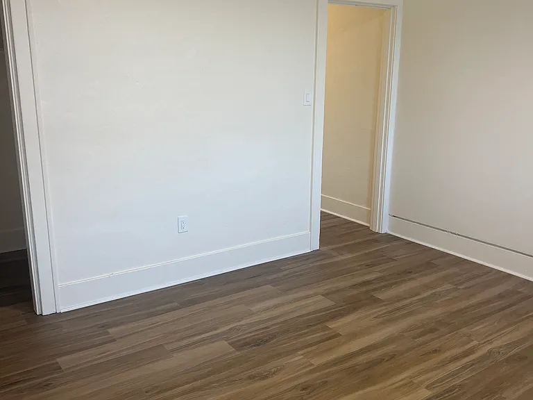 1237 Commerce Ave #10 — Photo 5