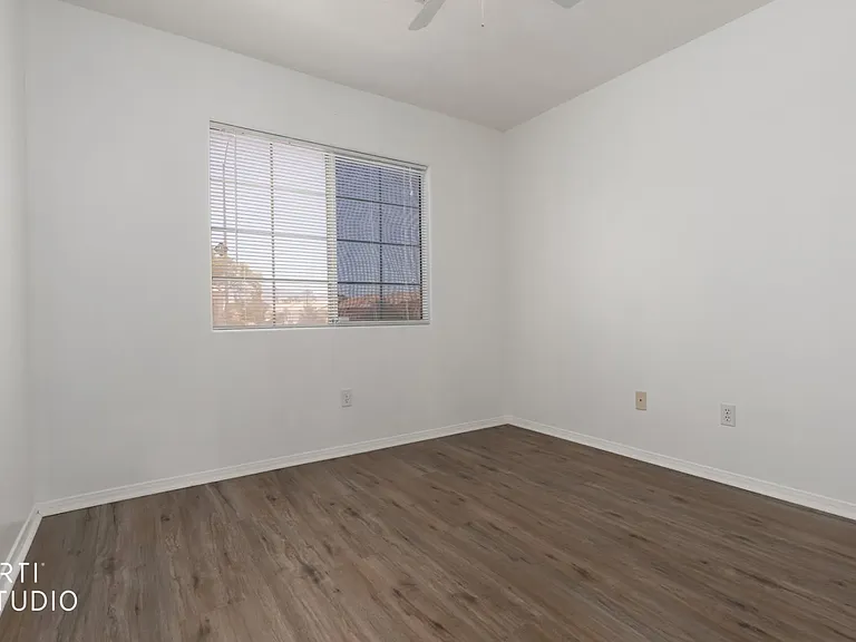 553 Emperor Ln — Photo 7