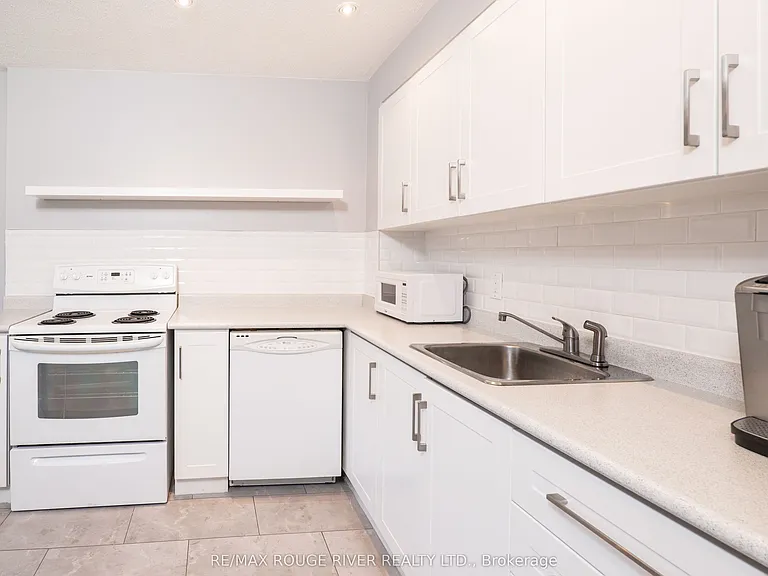 925 Bayly St #27 — Photo 4