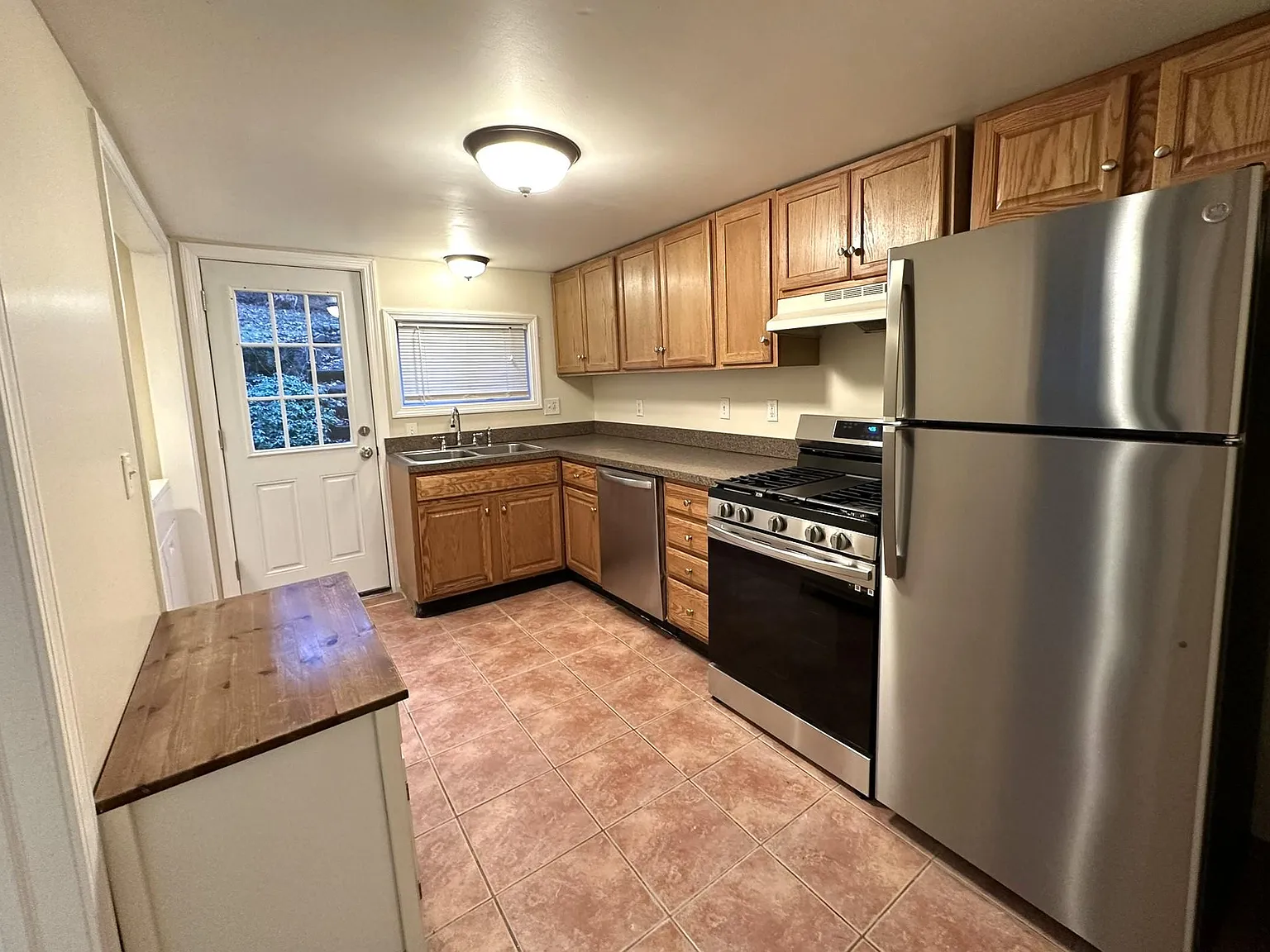 2 bed, 945 sqft, $2,650 — Photo 2