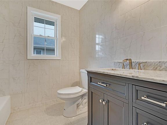 5th image of 374 Saint Thomas Dr