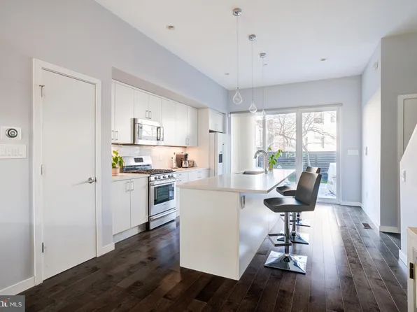 943 N 6th St, Philadelphia, PA 19123