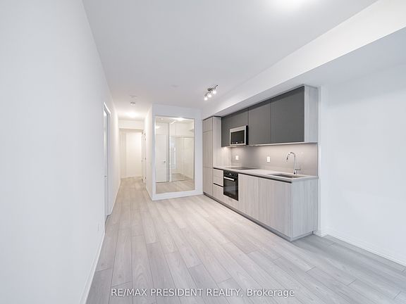 2nd image of 400 King St W #511