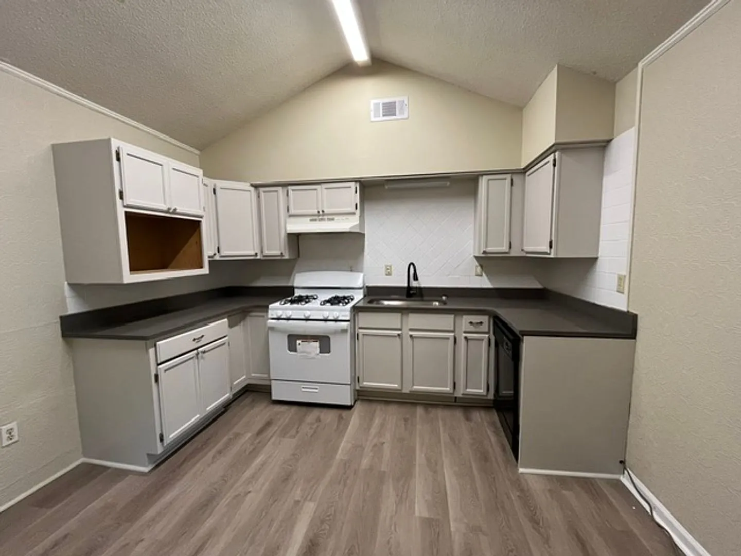 Renovated 4 Bedroom 2 Bath Home with Bonus Room for Rent! — Photo 2