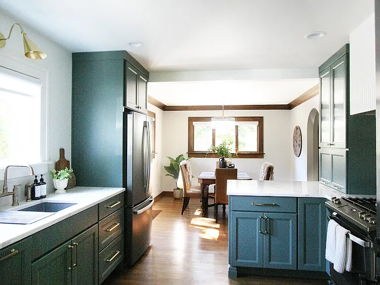 A spacious and elegant kitchen bathed in natural light, featuring quartz countertops, a gas stove, and fully equipped with everything you need to prepare a fantastic meal.