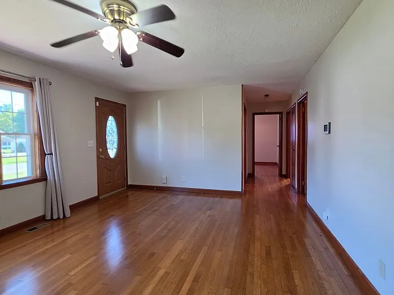 916 Elliott St — Photo 9