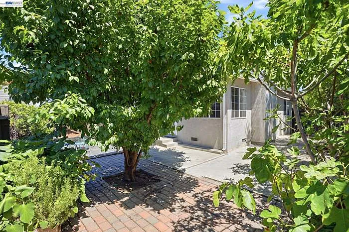 1318 Hudson St — Photo 14