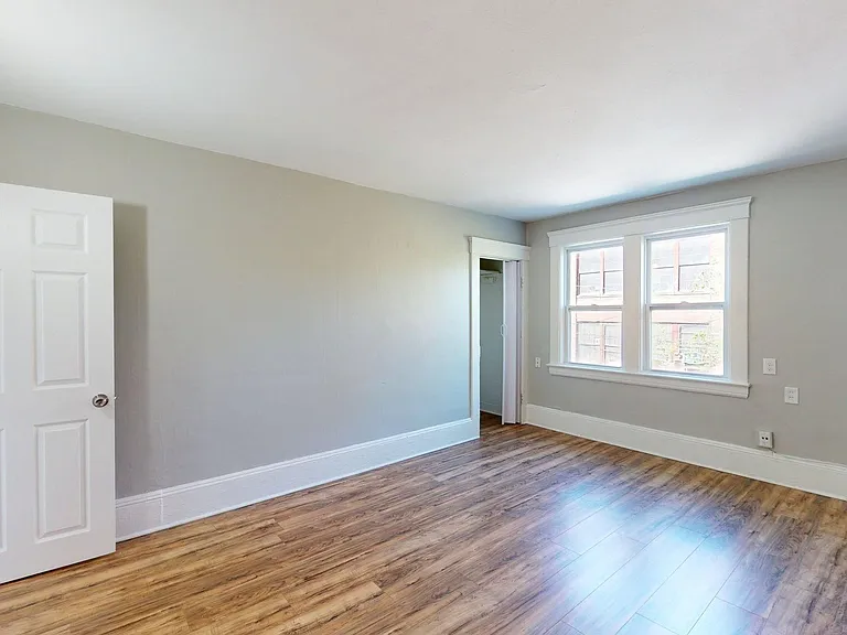 3149 W 32nd St — Photo 16