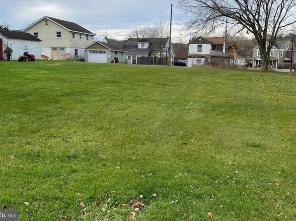 2 Jackson St, Paw Paw, WV 25434
