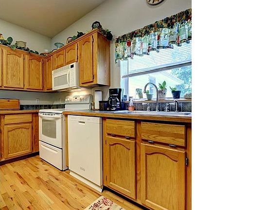 Nice large & spacious kitchen with plenty of cabinets