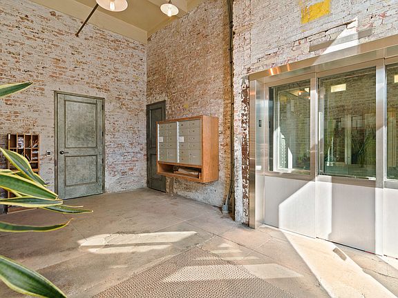4th image of 477 Washington St #2